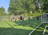 Laatste training S.K.N.W.K. JO8-1 (partijtje tegen de ouders) van maandag 2 juni 2025 (91/123)
